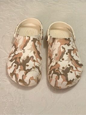 Camouflage classic crocs, women’s size 10, men’s size 8